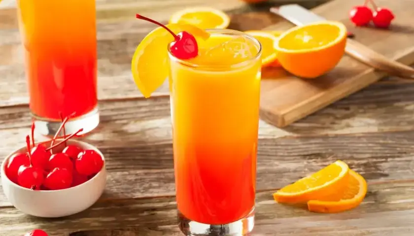 Orzeźwiający drink z tequilą, pomarańczą i wiśnią. Idealny na letnie wieczory.