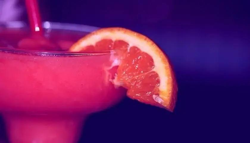 Różowy drink: najlepsze przepisy na koktajle i orzeźwiające napoje