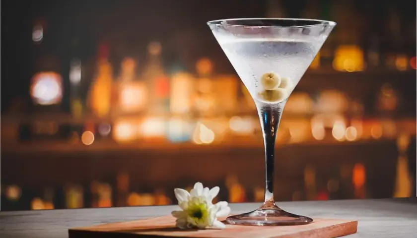 Klasyczny martini z oliwkami, idealny na wieczór. Poznaj prosty martini przepis i poczuj smak elegancji.