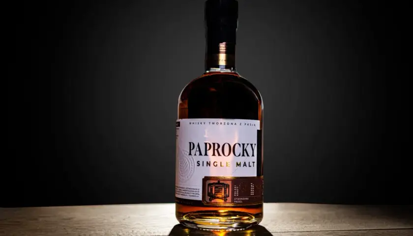Butelka Paprocky Single Malt, whisky tworzona z pasją, prezentuje bursztynowy kolor i bogactwo aromatów wanilii i karmelu.