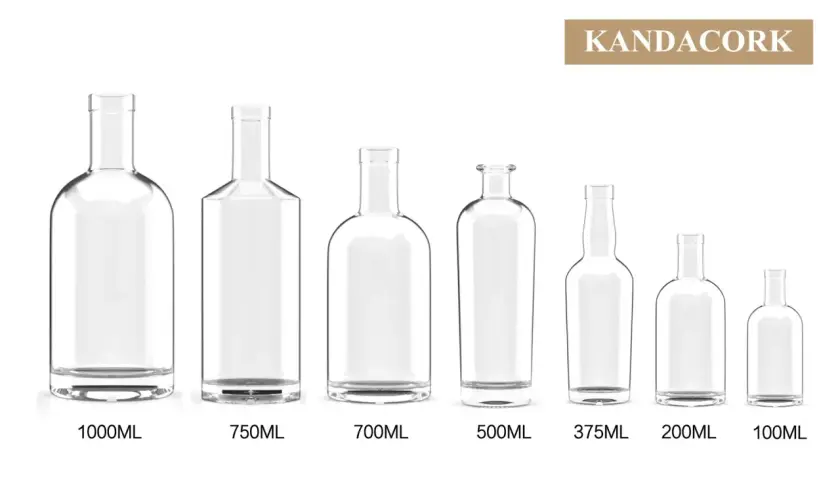 Rząd pustych szklanych butelek o różnych pojemnościach, od 1000 ml do 100 ml. Najmniejsza butelka to ćwiartka wódki.