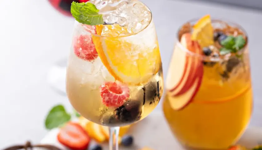 Orzeźwiające drinki z malinami, pomarańczą i miętą. Idealne z czym pić prosecco na letnie popołudnie.
