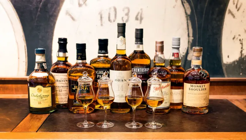 Różne rodzaje whisky: Dalwhinnie, Balvenie, Jura, Oban, Glenfarclas, Monkey Shoulder i inne.