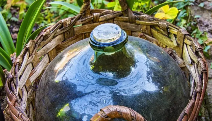 Dlaczego wino gazuje? Odkryj przyczyny i jak temu zapobiec
