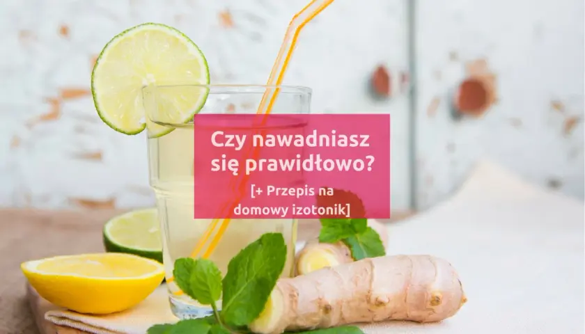 Szklanka z napojem, plasterki cytryny, limonki, mięta i imbir. Czy wiesz, jak zrobić domowy izotonik?