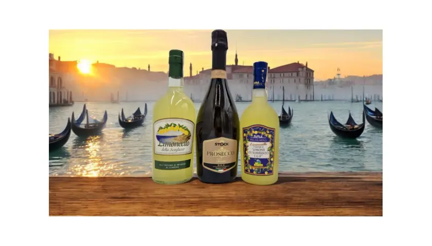 Trzy butelki limoncello i prosecco na tle Wenecji o zachodzie słońca z gondolami.