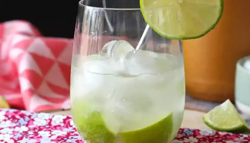 Orzeźwiająca caipirinha z lodem i limonką, idealna na lato. Poznaj prosty przepis!