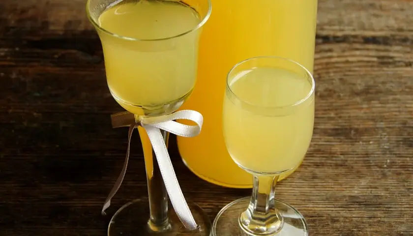 Słodka cytrynówka z miodem w kieliszkach, gotowa do degustacji. Idealna na letnie wieczory.