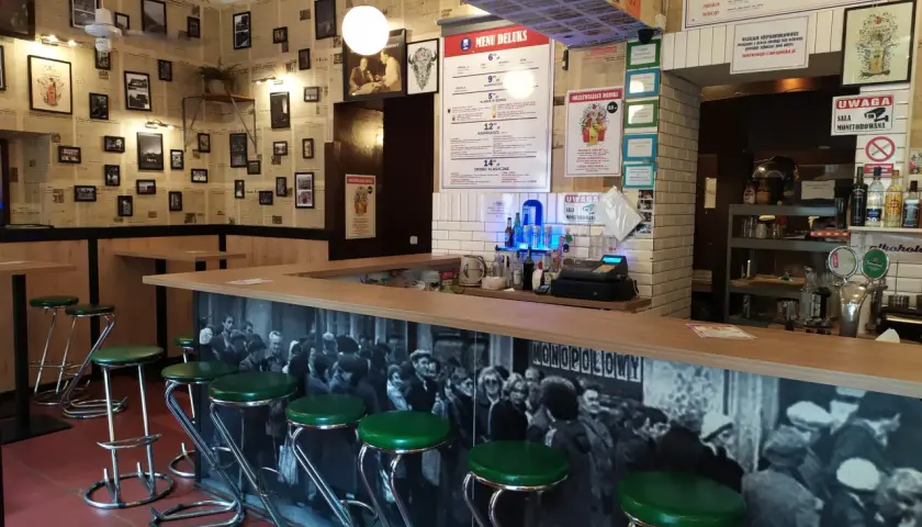Najlepsze drinki w Krakowie: odkryj ukryte bary i koktajle