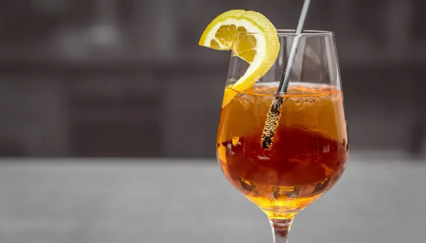 Orzeźwiający drink z plasterkiem cytryny i słomką. Zastanawiasz się, metaxa co to? To grecki destylat, który może być bazą dla takich pyszności.