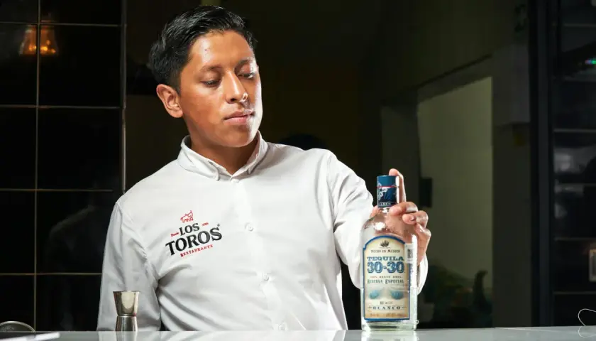 Barman prezentuje butelkę tequili 30-30 Reserva Especial Blanco. Sprawdź, jaka tequila ile procent ma w sobie!