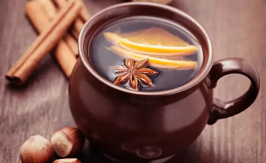 Co się dodaje do grzańca, aby zachwycić smakiem i aromatem