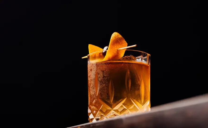 Angostura - czym jest i jak jej używać? Poznaj sekrety smaku drinków
