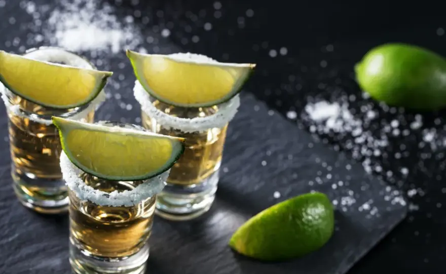 Jak pić tequilę - Poznaj tradycyjne zasady i unikaj błędów