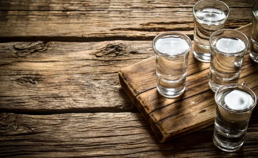Ile kalorii ma wódka - Sprawdź konkretne liczby dla 50 ml i 100 ml