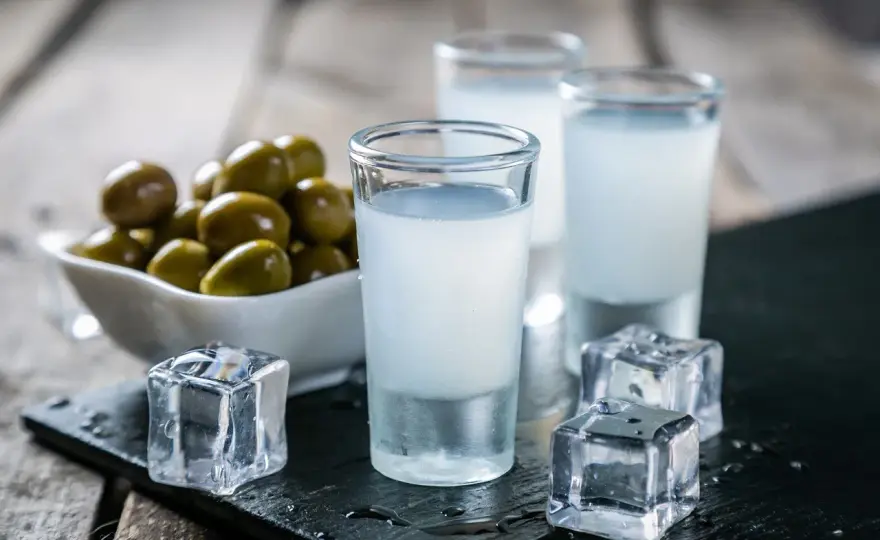 Greckie ouzo - jak pić i z czym smakuje najlepiej? Poznaj zasady