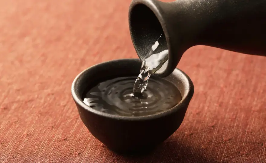 Sake co to za alkohol - Poznaj rodzaje, moc i zasady serwowania