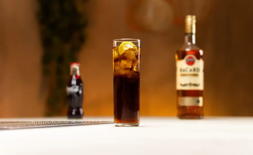 Z czym pić Bacardi? Najlepsze drinki i proporcje!