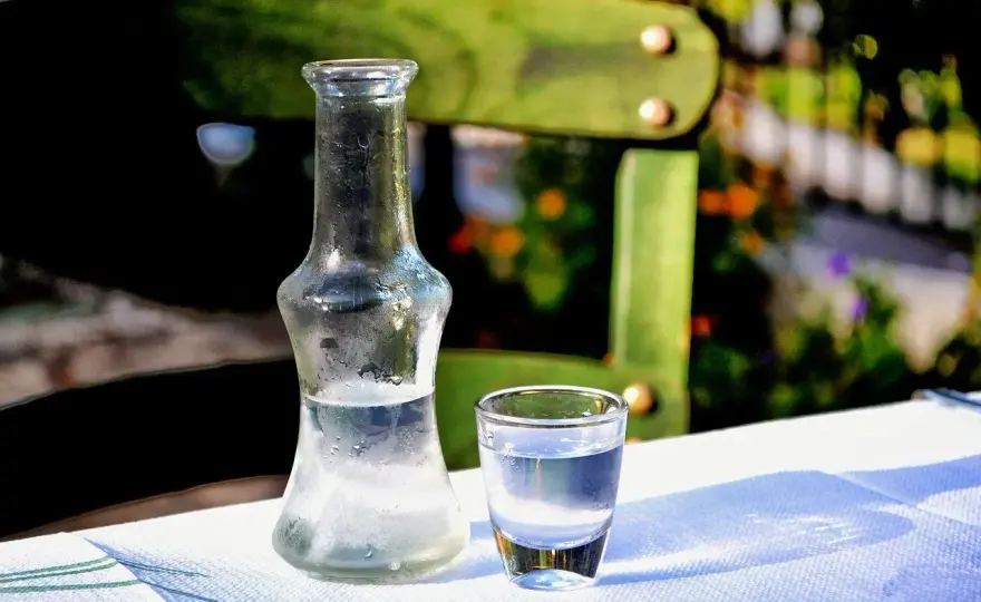Grecka wódka? Ouzo, tsipouro, Metaxa - Co wybrać?