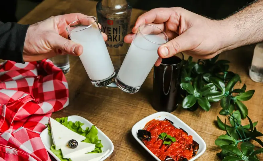 Tureckie rakı - Jak pić ten alkohol i z czym go łączyć?