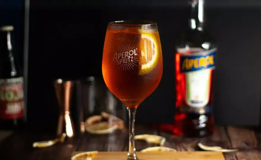 Z czym łączyć Aperol? Sprawdzone przepisy na idealny drink