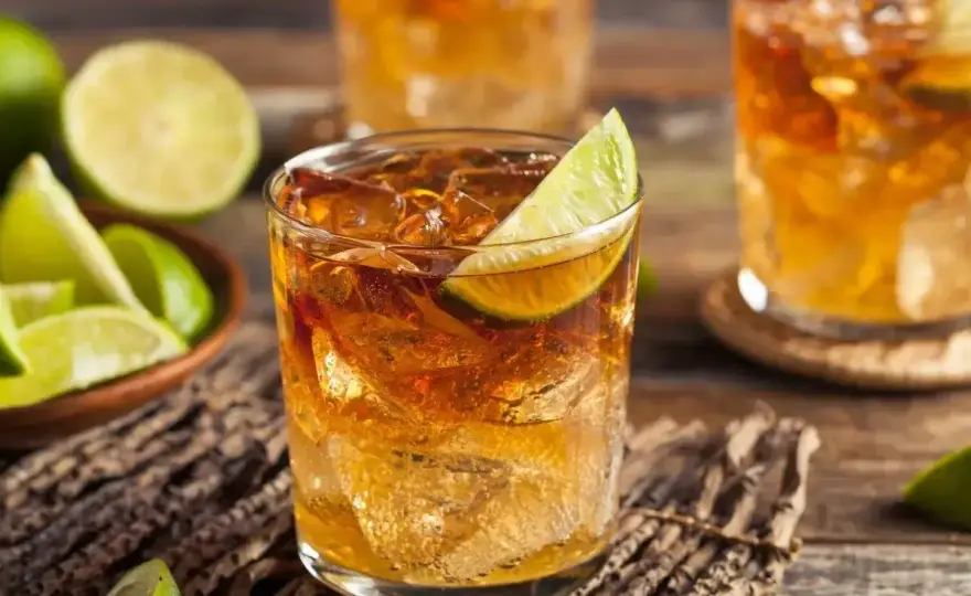Rum drinki - 7 klasyków i jak zrobić je idealnie