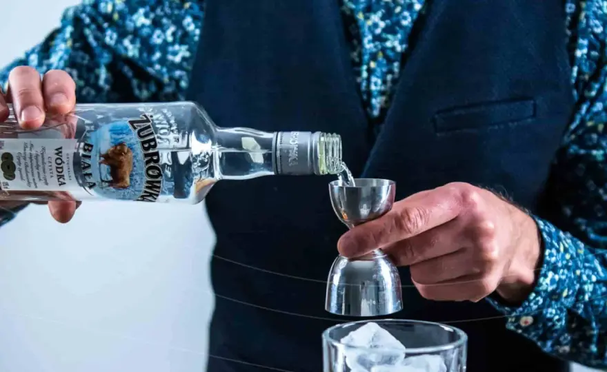 Wódka na wesele - jak wybrać, ile kupić i jak podać?