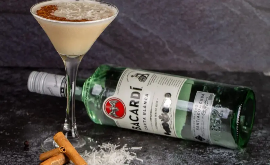 Najlepsze przepisy na drinki z rumem Bacardi, które musisz spróbować
