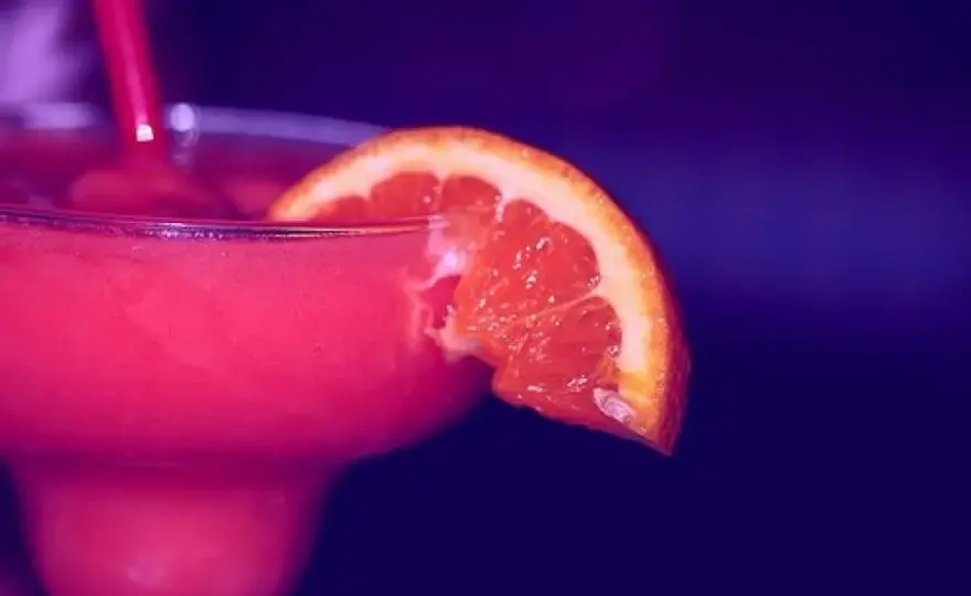 Różowy drink: najlepsze przepisy na koktajle i orzeźwiające napoje