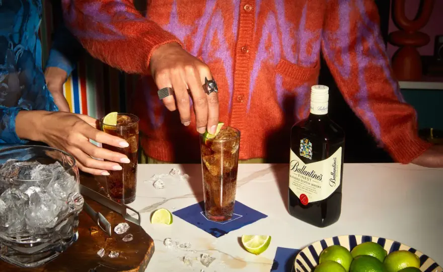 Whisky z colą - jak zrobić idealny drink? Proporcje i triki