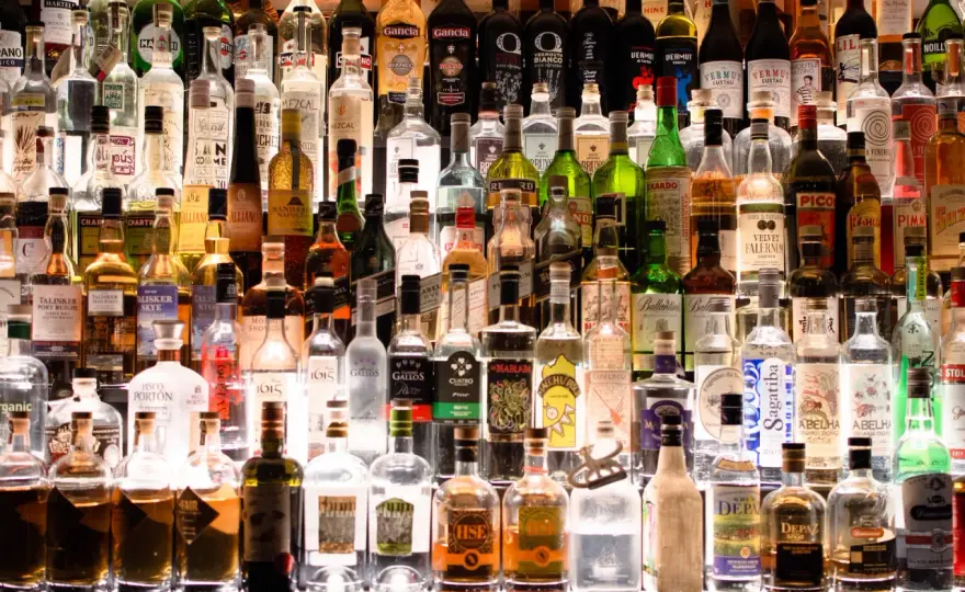 Najmniej kaloryczny alkohol - Wódka, gin czy whisky? Porównanie
