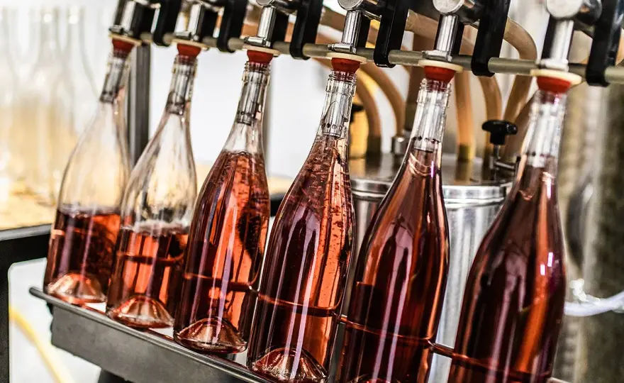 Jak długo robi się wino? Poznaj czas produkcji i dojrzewania
