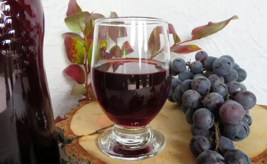 Przepis na wino z winogron 10l - Ile cukru dodać i jak uniknąć błędów?