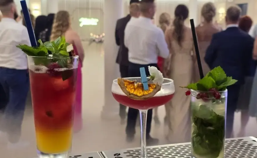 Najlepsze drinki z wódką grejpfrutową, które zachwycą Twoich gości