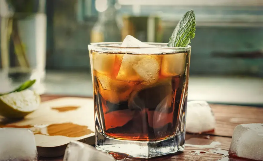 Gin z colą - jak przygotować idealny drink? Poznaj przepis i proporcje