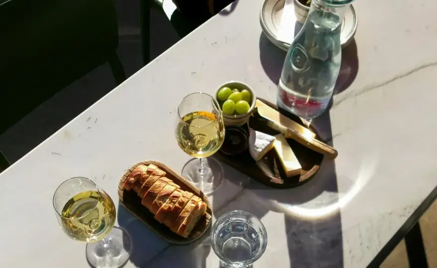 Wino półsłodkie - jak je wybierać, serwować i z czym łączyć?
