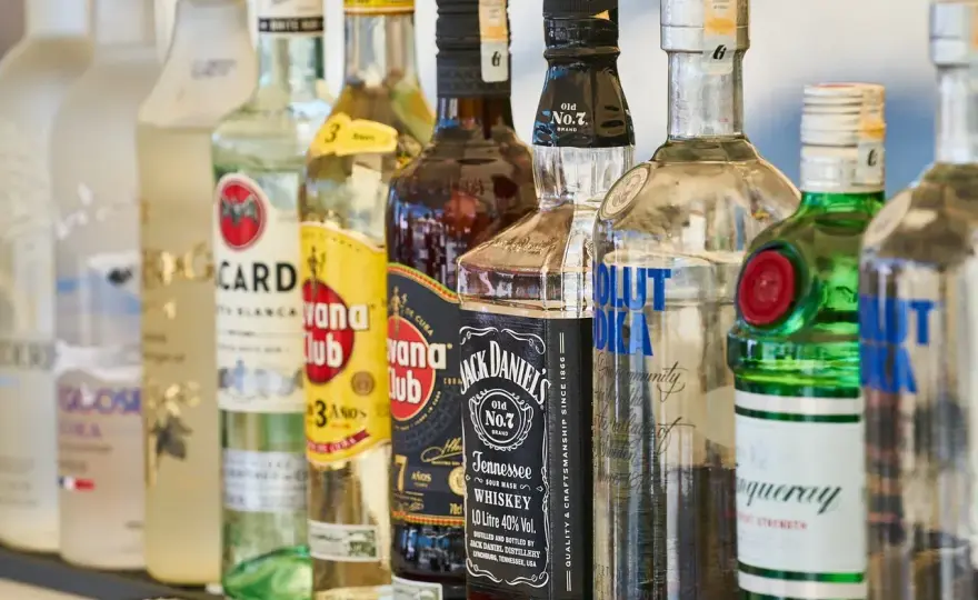Rodzaje mocnych alkoholi - Jak je rozróżnić i stosować w kuchni?