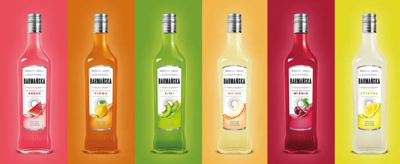 Sześć butelek nalewki Barmańska o różnych smakach: arbuz, pigwa, kiwi, melon, wiśnia, cytryna.
