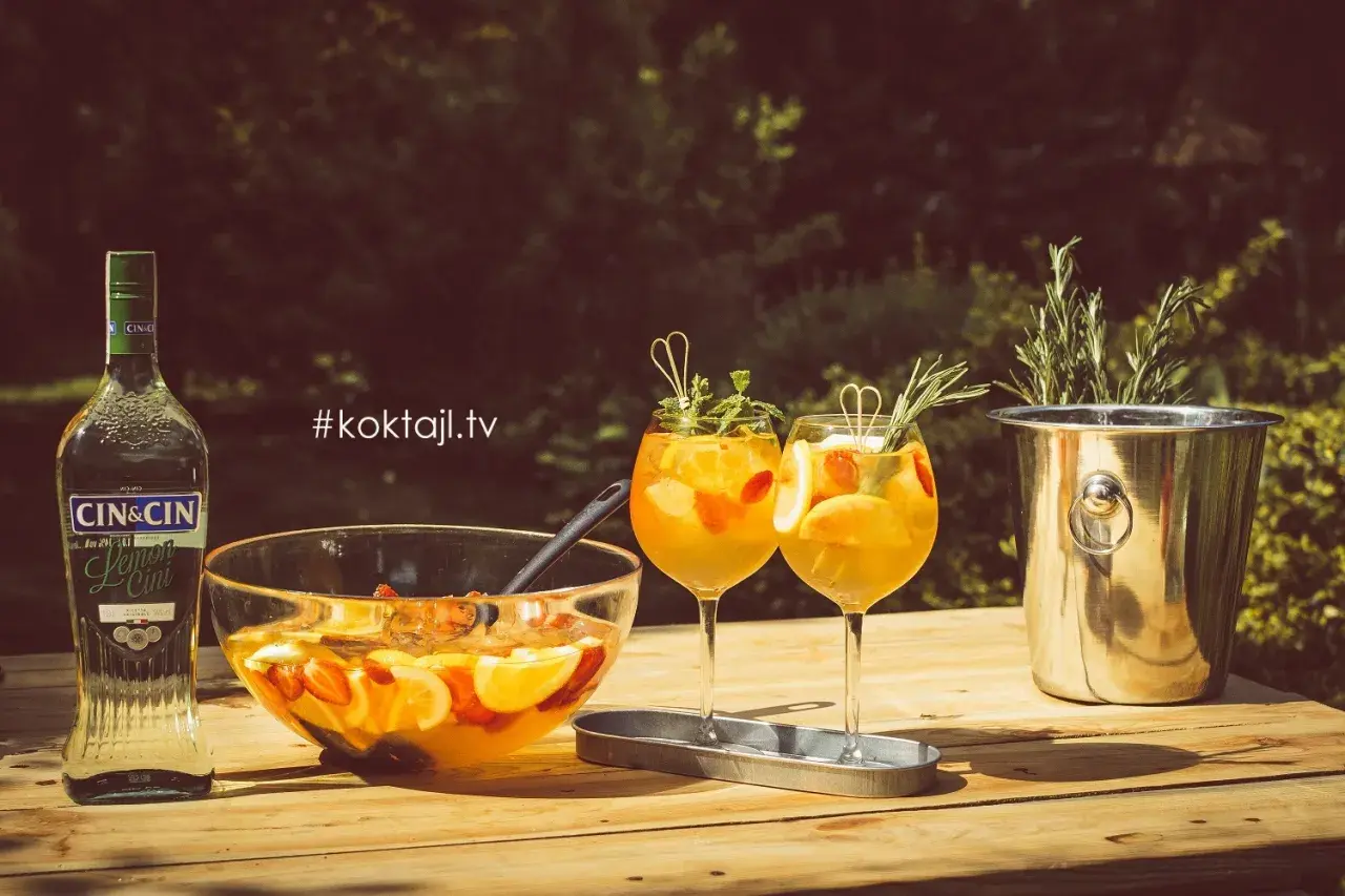 Orzeźwiający **jungle juice** z owocami i ziołami, gotowy do podania. Idealny na letnie przyjęcie.