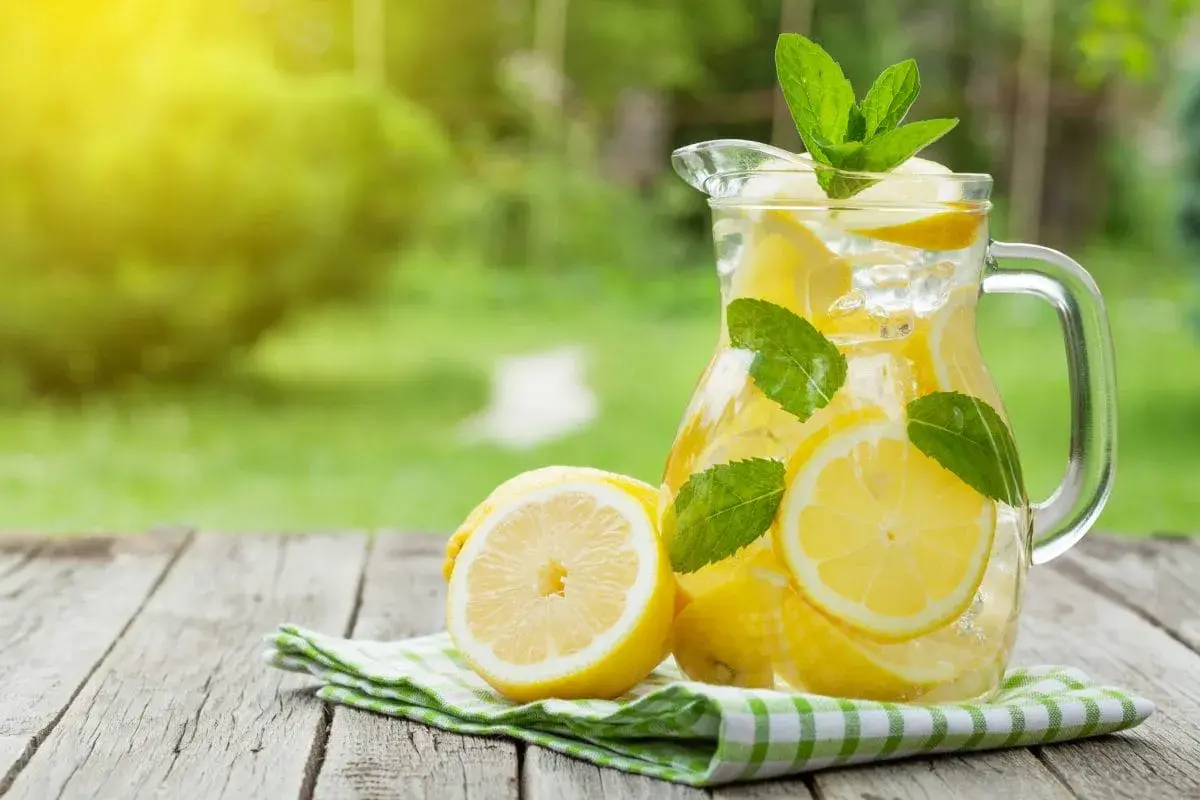 Orzeźwiająca lemoniada z cytrynami i miętą w dzbanku, idealna na upalne dni. Prosty przepis, jak zrobić lemoniadę, znajdziesz obok.