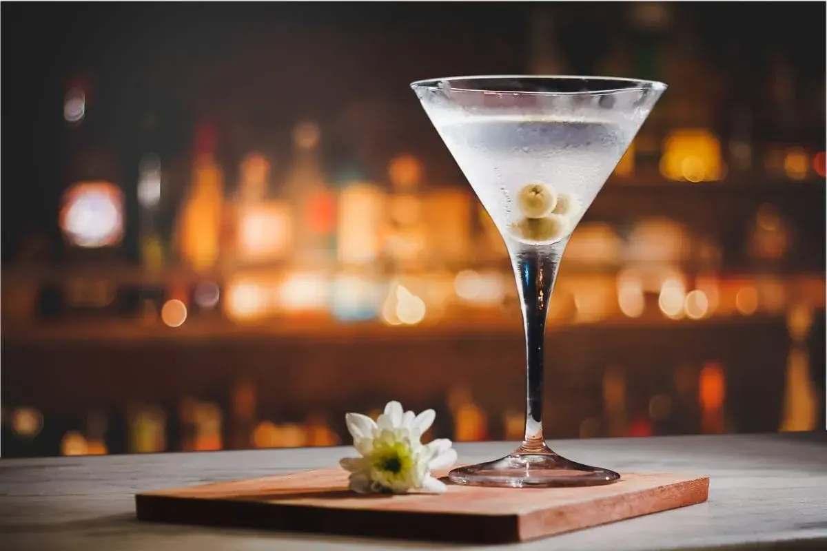 Klasyczny martini z oliwkami, idealny na wieczór. Poznaj prosty martini przepis i poczuj smak elegancji.