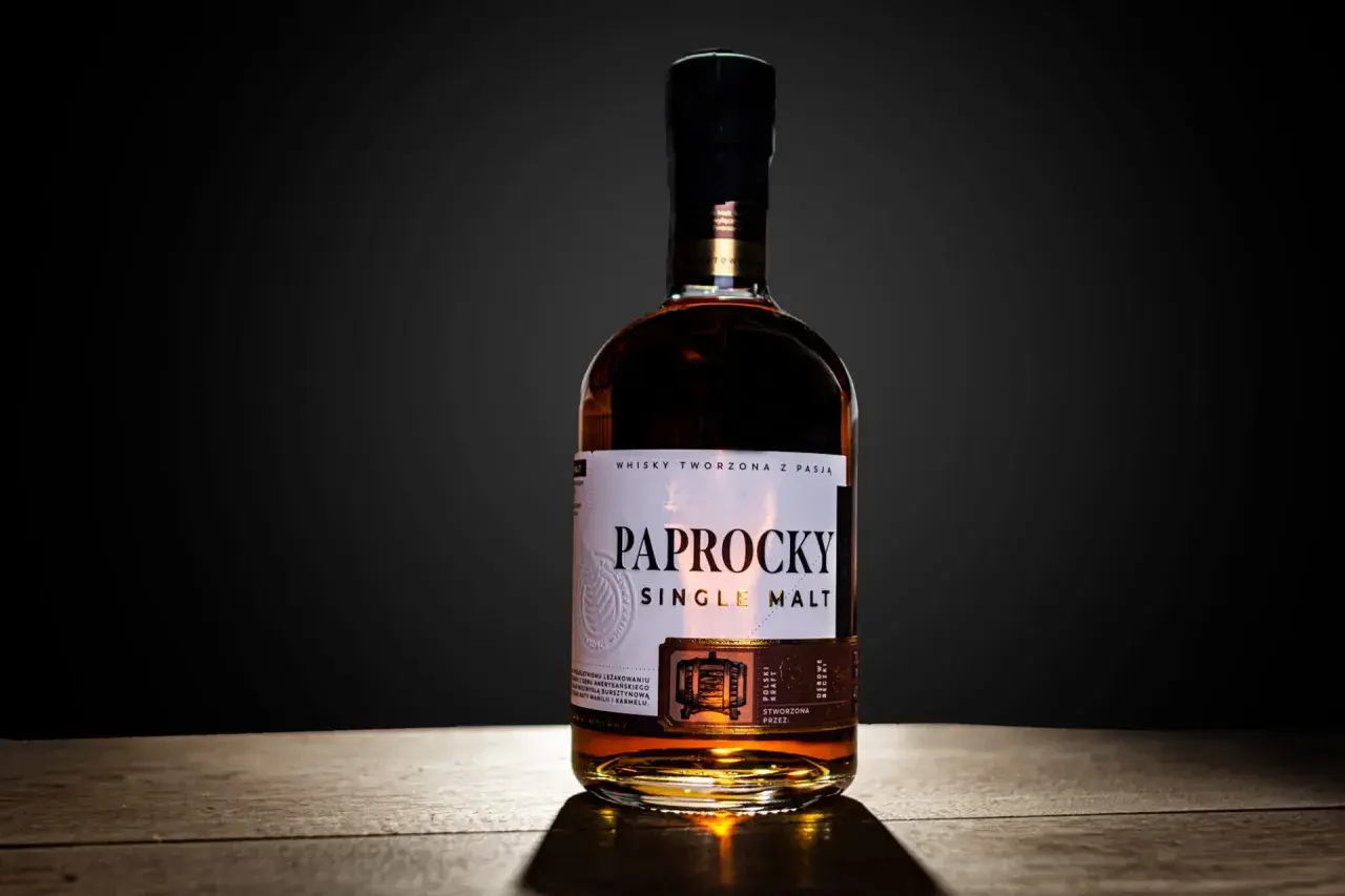 Butelka Paprocky Single Malt, whisky tworzona z pasją, prezentuje bursztynowy kolor i bogactwo aromatów wanilii i karmelu.