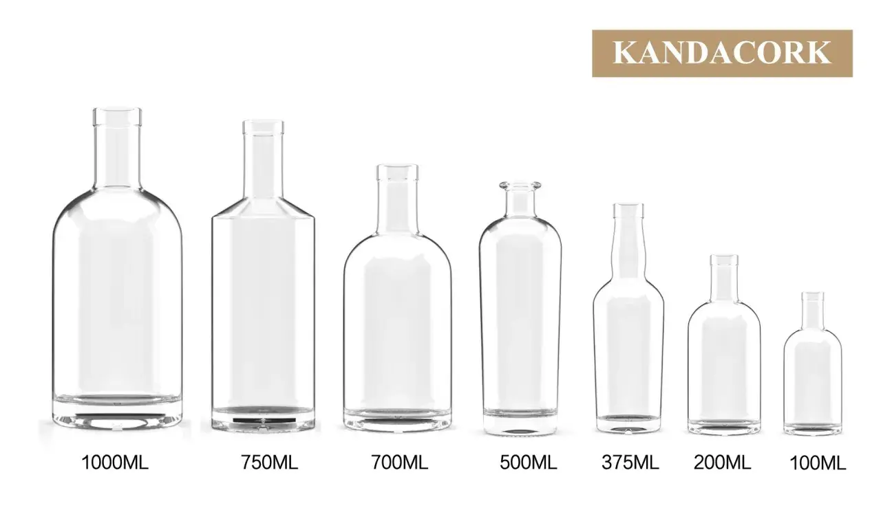 Rząd pustych szklanych butelek o różnych pojemnościach, od 1000 ml do 100 ml. Najmniejsza butelka to ćwiartka wódki.