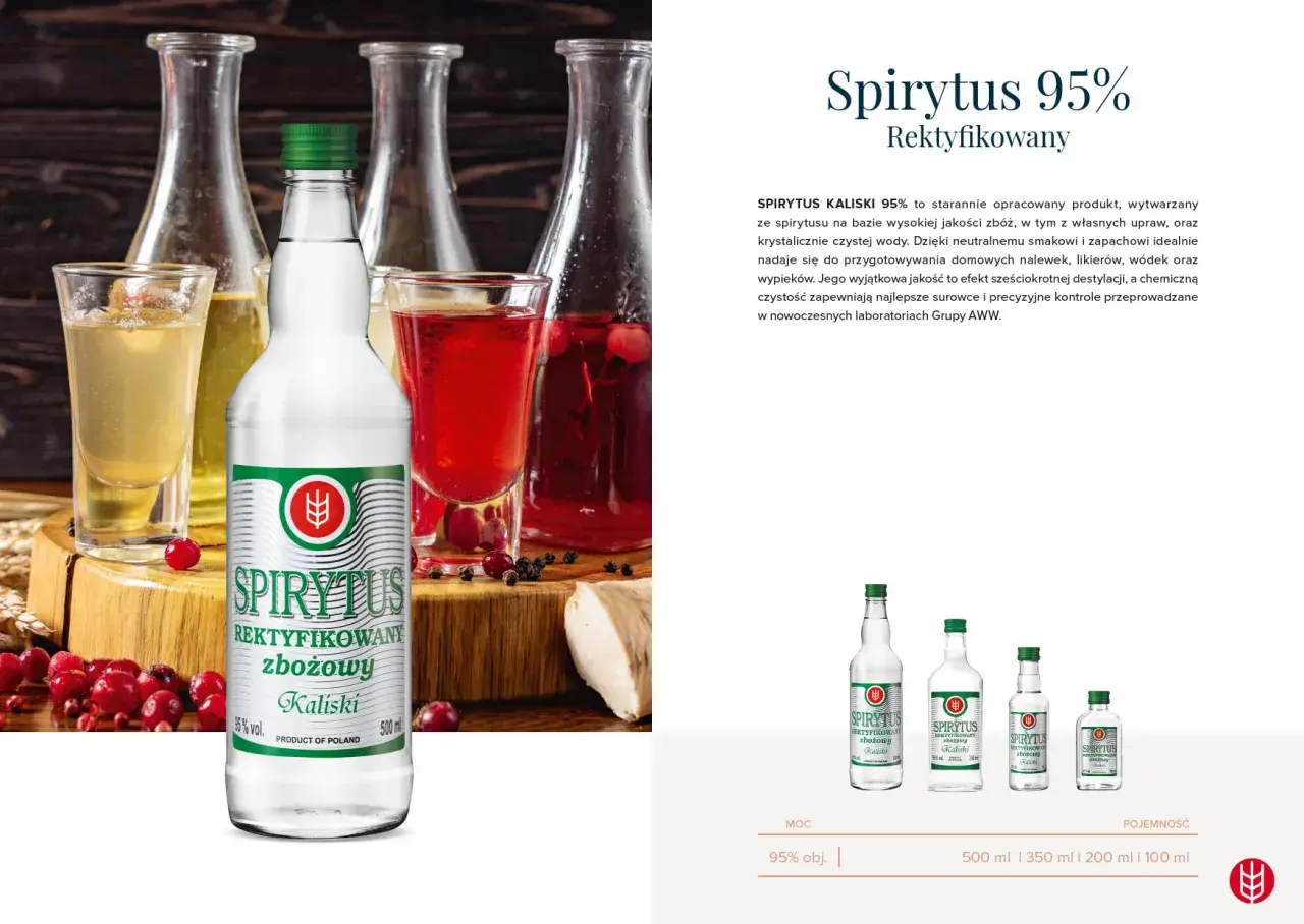 Butelka spirytusu zbożowego Kaliski 95% na tle innych butelek i kieliszków z nalewkami.