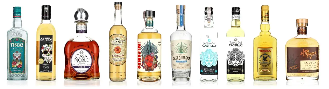 Różnorodne butelki tequili, w tym te z agawy, prezentują bogactwo smaków i stylów tego meksykańskiego trunku.