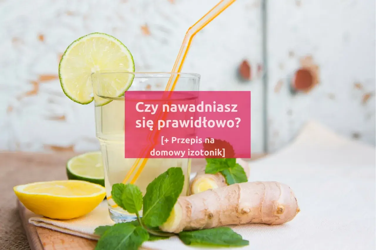 Szklanka z napojem, plasterki cytryny, limonki, mięta i imbir. Czy wiesz, jak zrobić domowy izotonik?