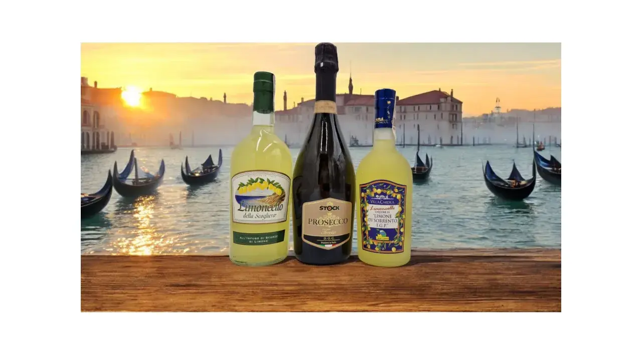 Trzy butelki limoncello i prosecco na tle Wenecji o zachodzie słońca z gondolami.