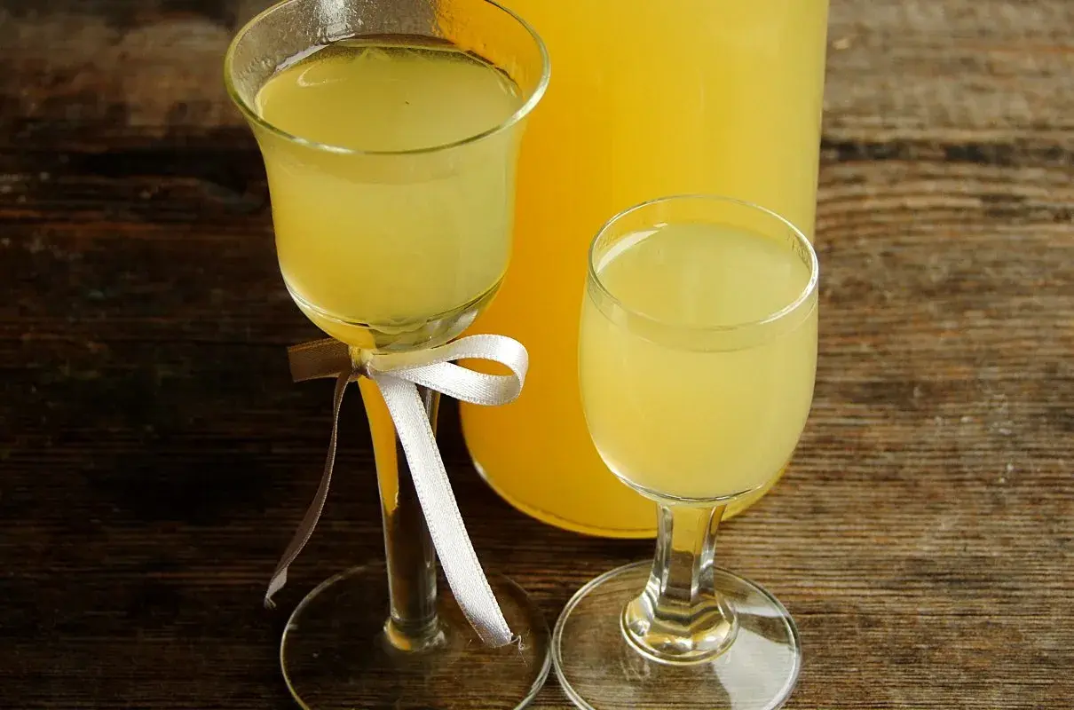 Słodka cytrynówka z miodem w kieliszkach, gotowa do degustacji. Idealna na letnie wieczory.