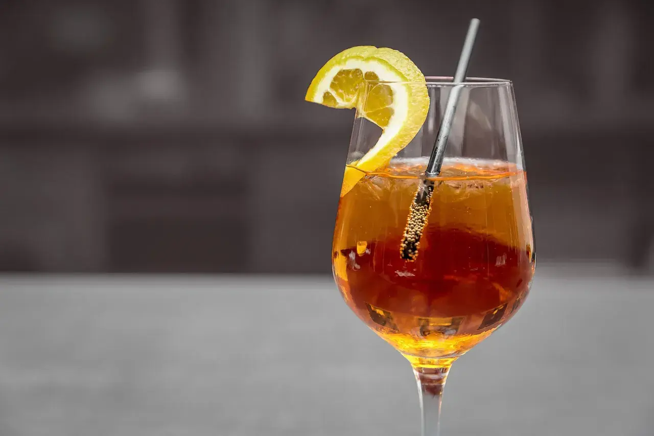 Orzeźwiający drink z plasterkiem cytryny i słomką. Zastanawiasz się, metaxa co to? To grecki destylat, który może być bazą dla takich pyszności.