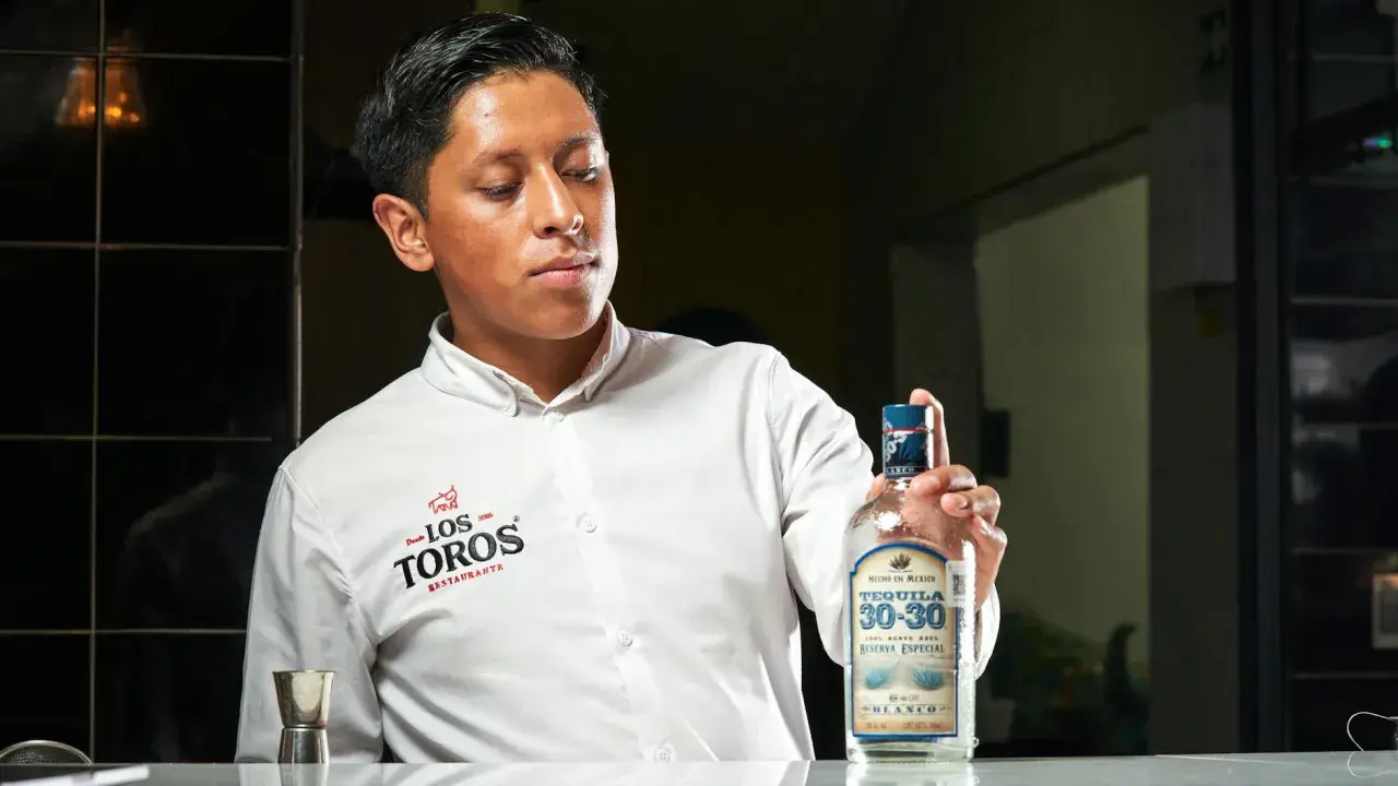 Barman prezentuje butelkę tequili 30-30 Reserva Especial Blanco. Sprawdź, jaka tequila ile procent ma w sobie!